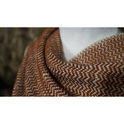 Combinación Lana Merino cruda en urdimbre y lana merino española en trama. Técnica de Sarga en espiga.